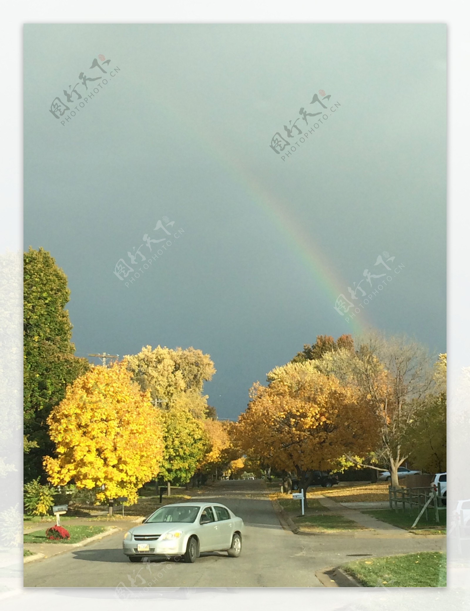 暴风雨前的彩虹图片