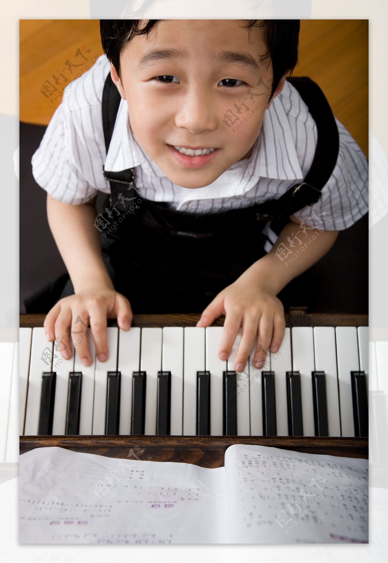 弹钢琴的小男孩图片