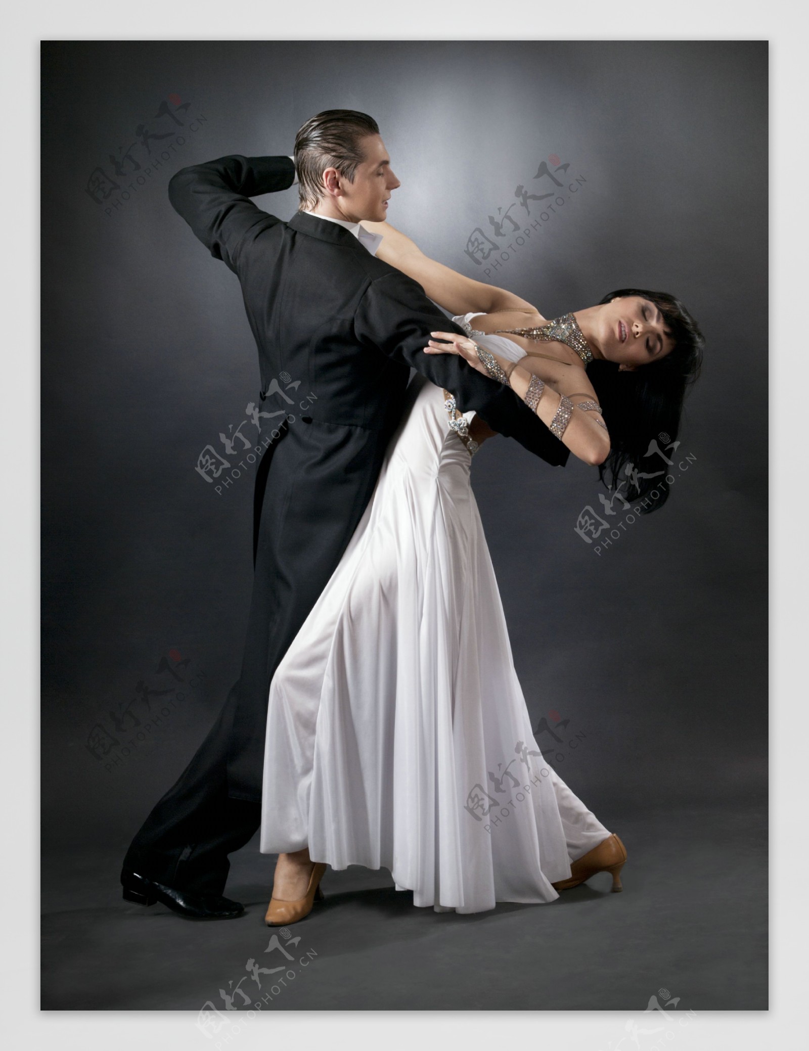 跳舞的男人和女人图片