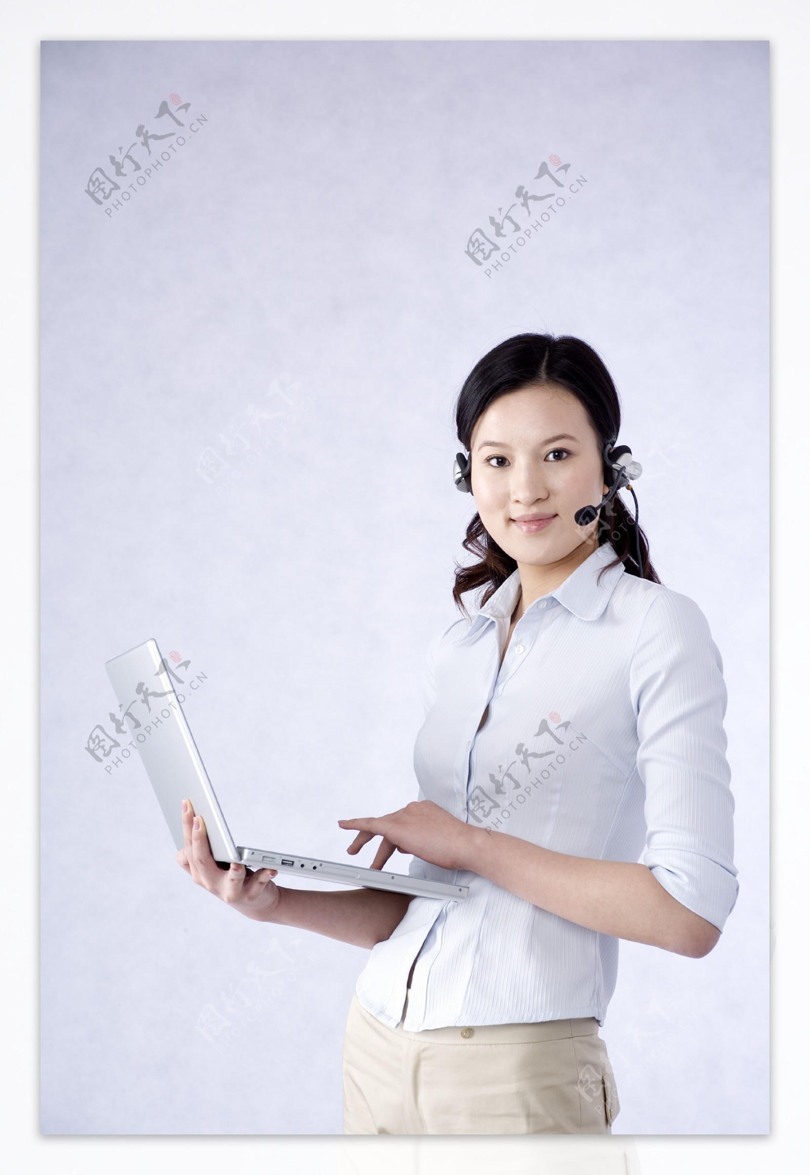 戴着耳麦上网的商务女性图片