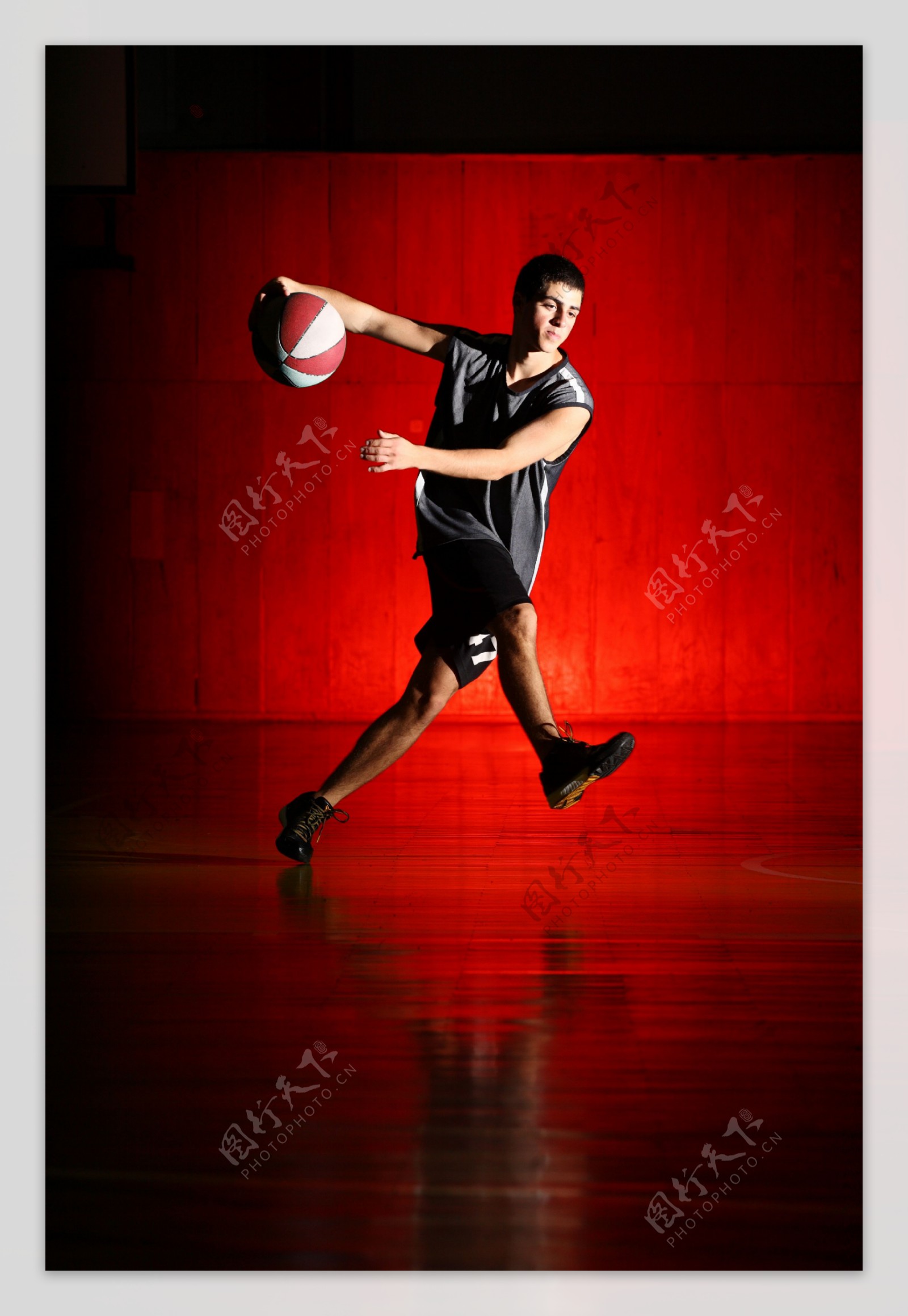 练球的篮球运动员图片