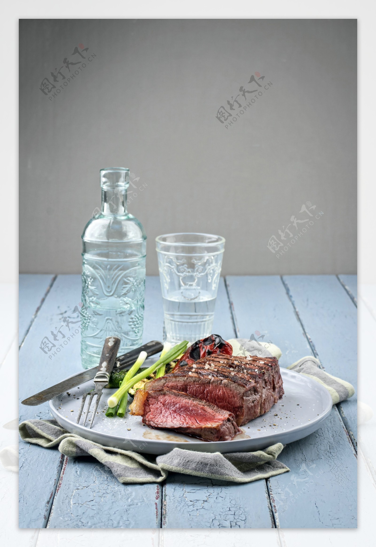 烤牛肉和水杯图片