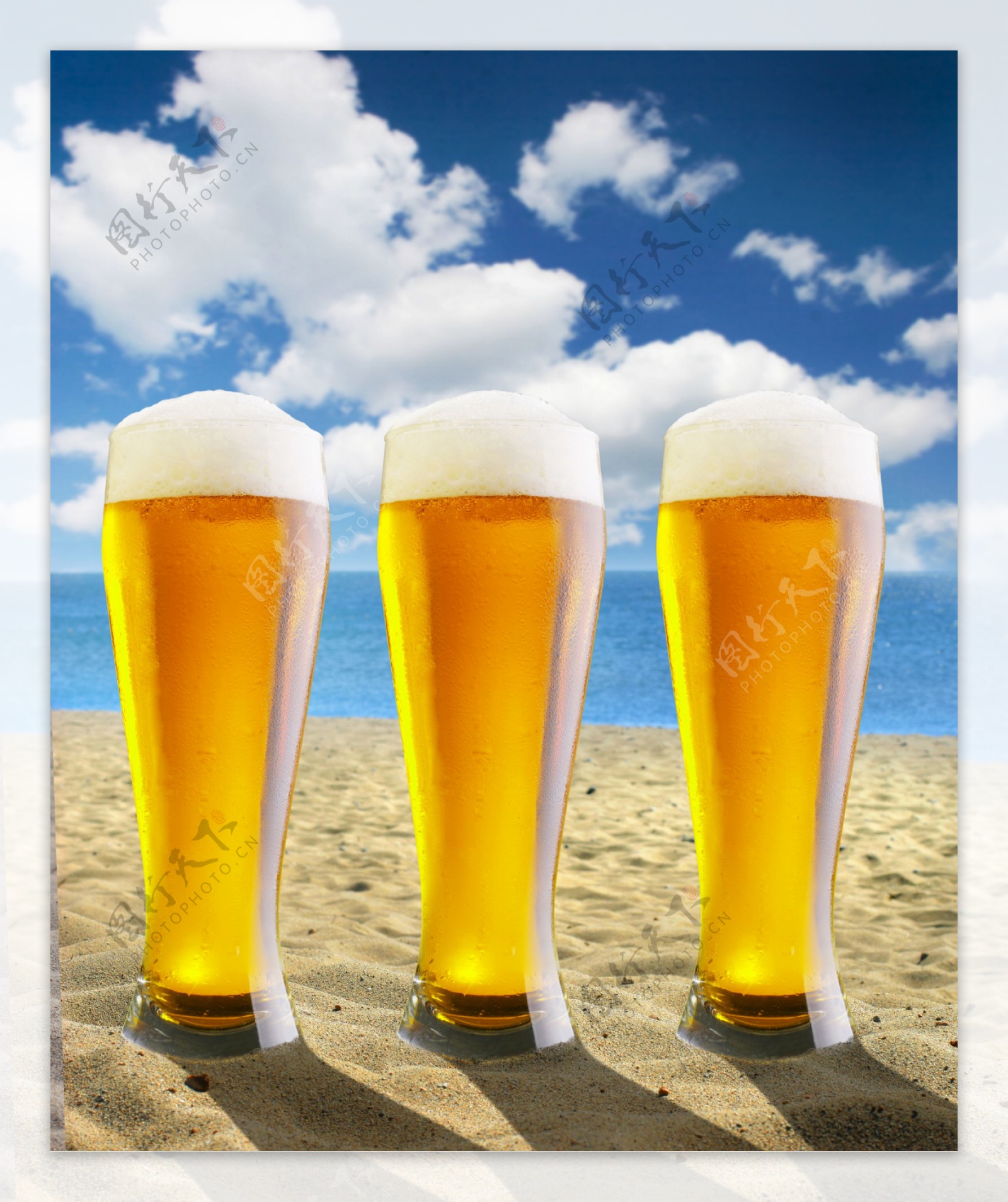 蓝天下海边沙滩的三杯啤酒图片下载啤酒图片啤酒高清图片素材