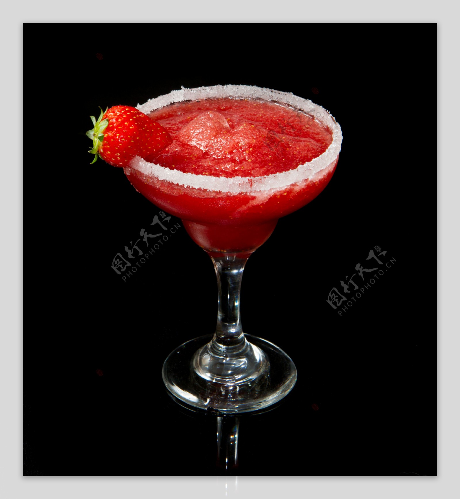 夏季高脚杯草莓果汁饮料高清图片素材