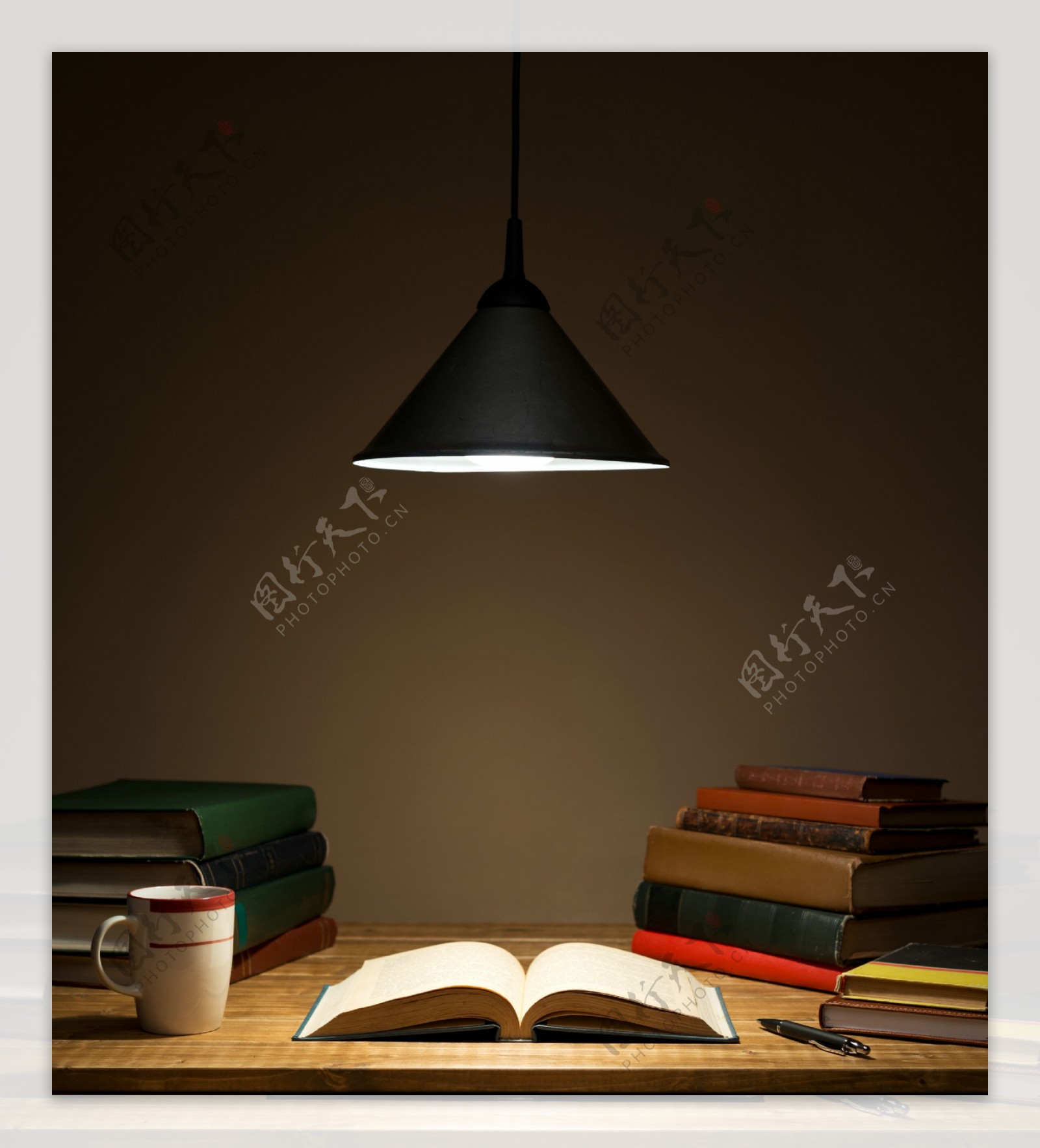 书桌上的书本与吊灯图片