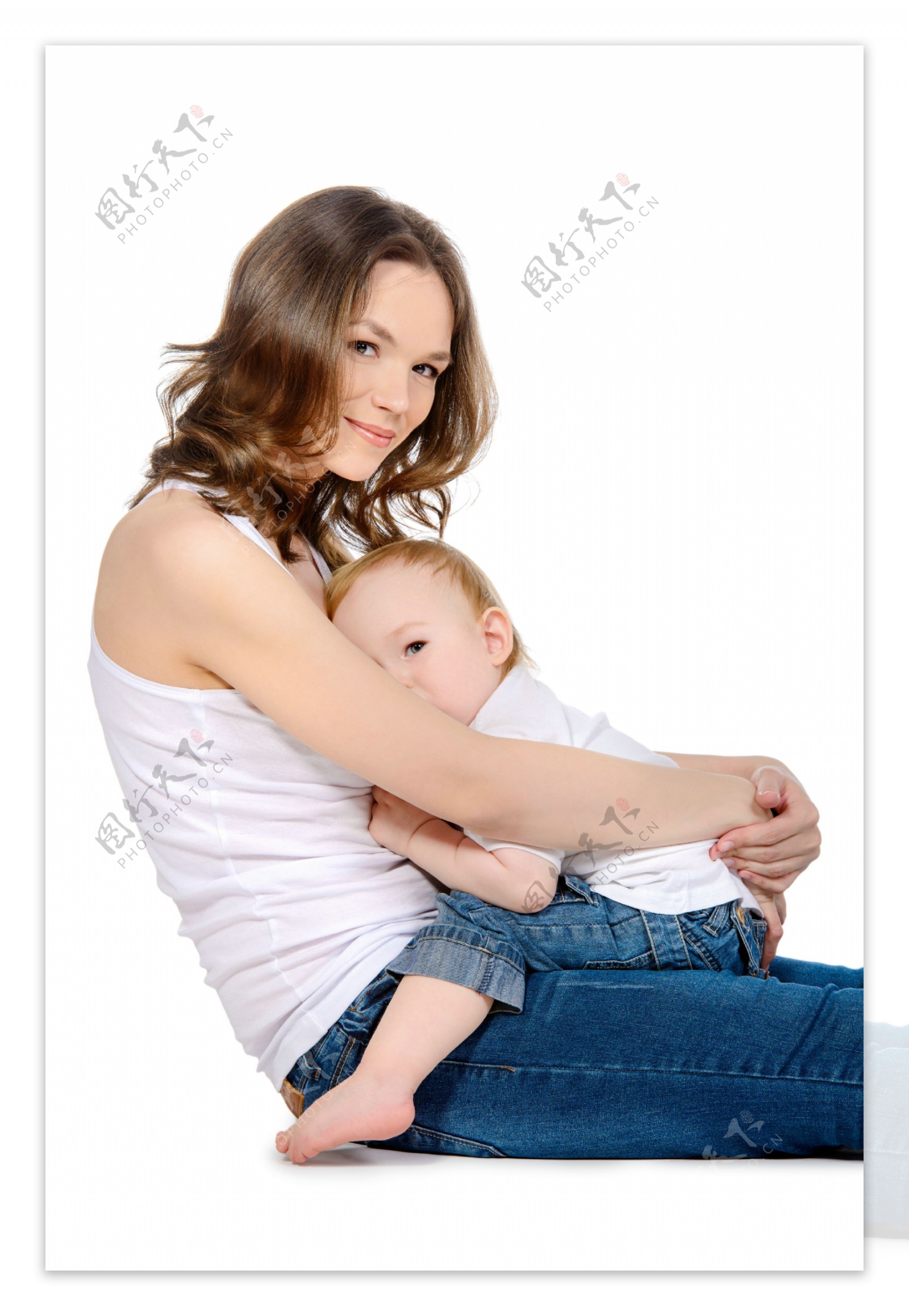 坐着的女人怀中的孩子图片