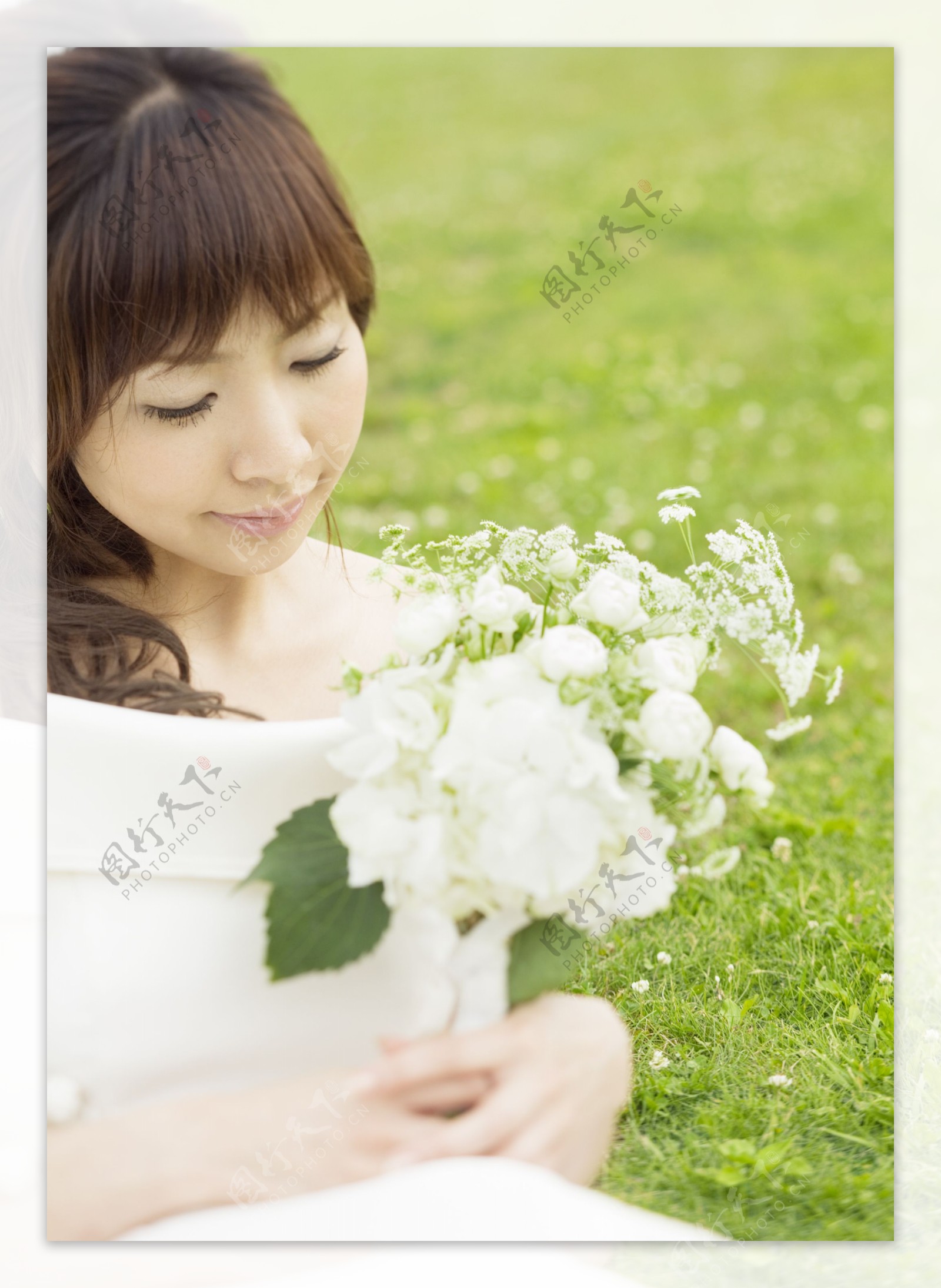 手拿鲜花的清纯美女 3840×5760 - 免费可商用图片 - CC0素材网