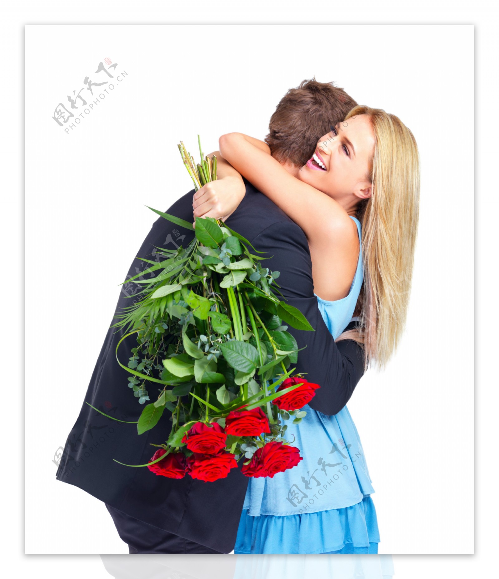 拿着花束拥抱男人的美女图片