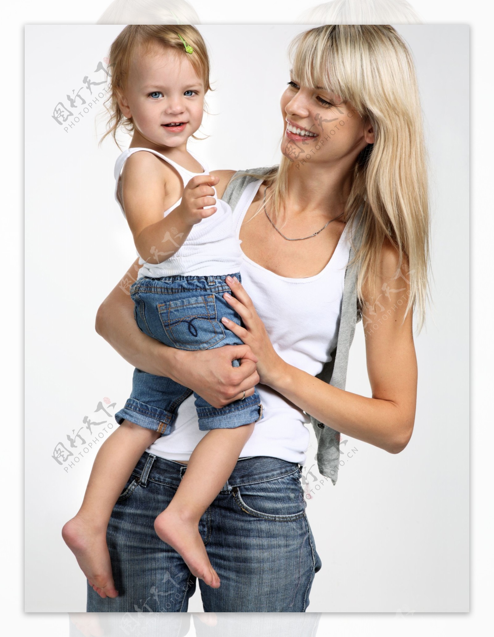 抱着孩子的美女妈妈图片素材-编号27000828-图行天下
