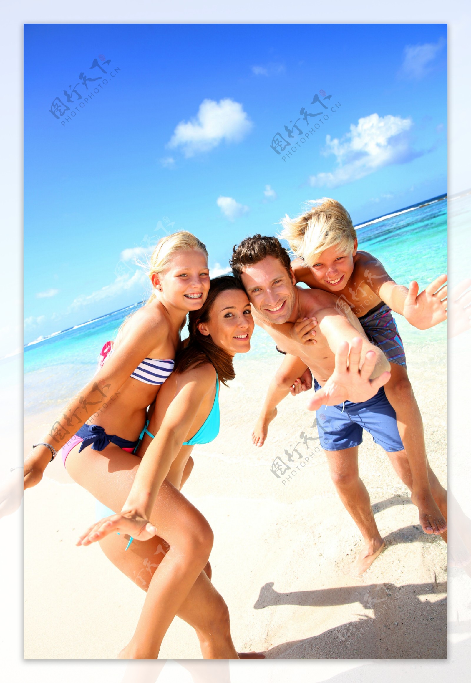 沙滩上的一家人图片