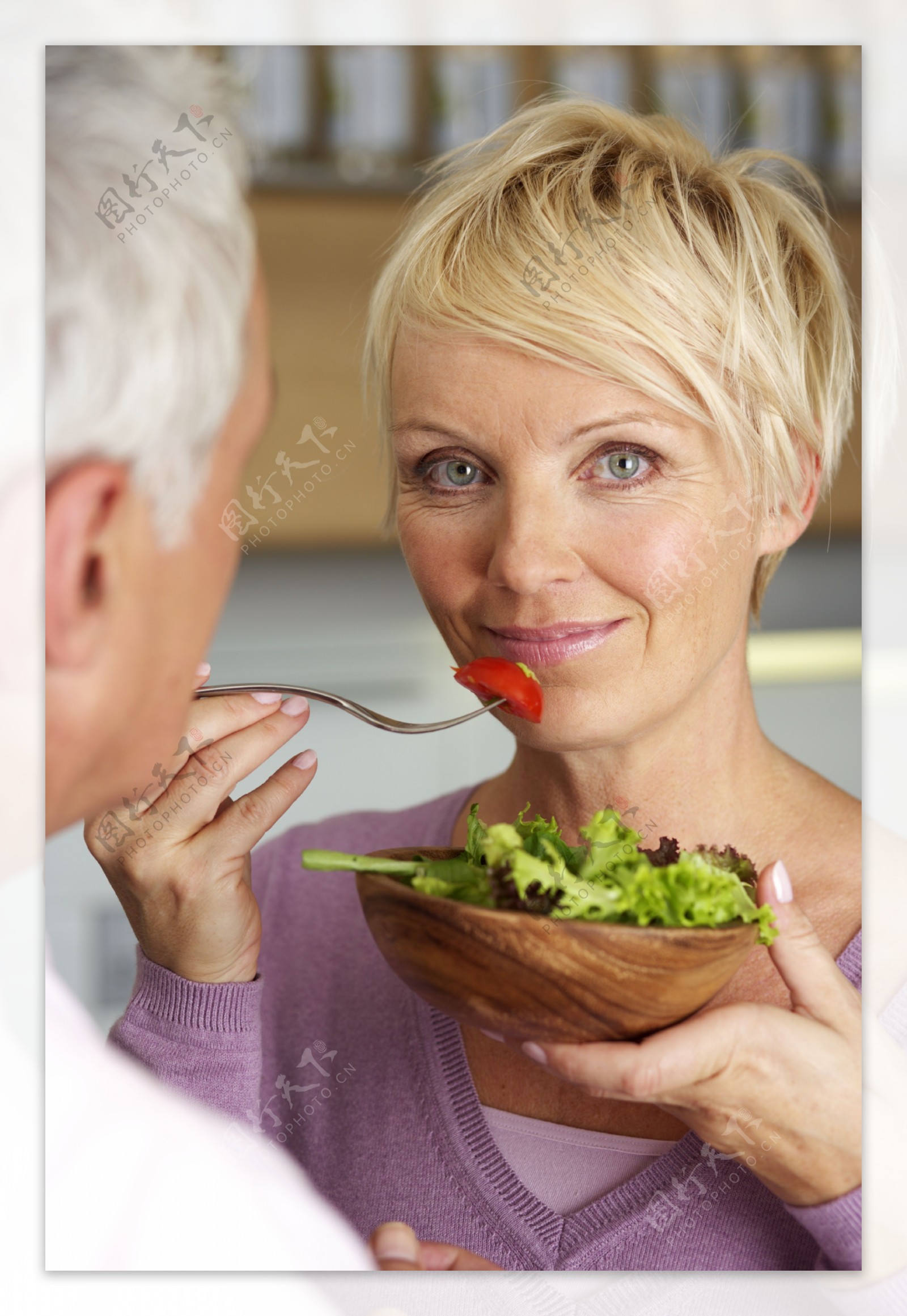 在吃蔬菜沙拉的妻子图片