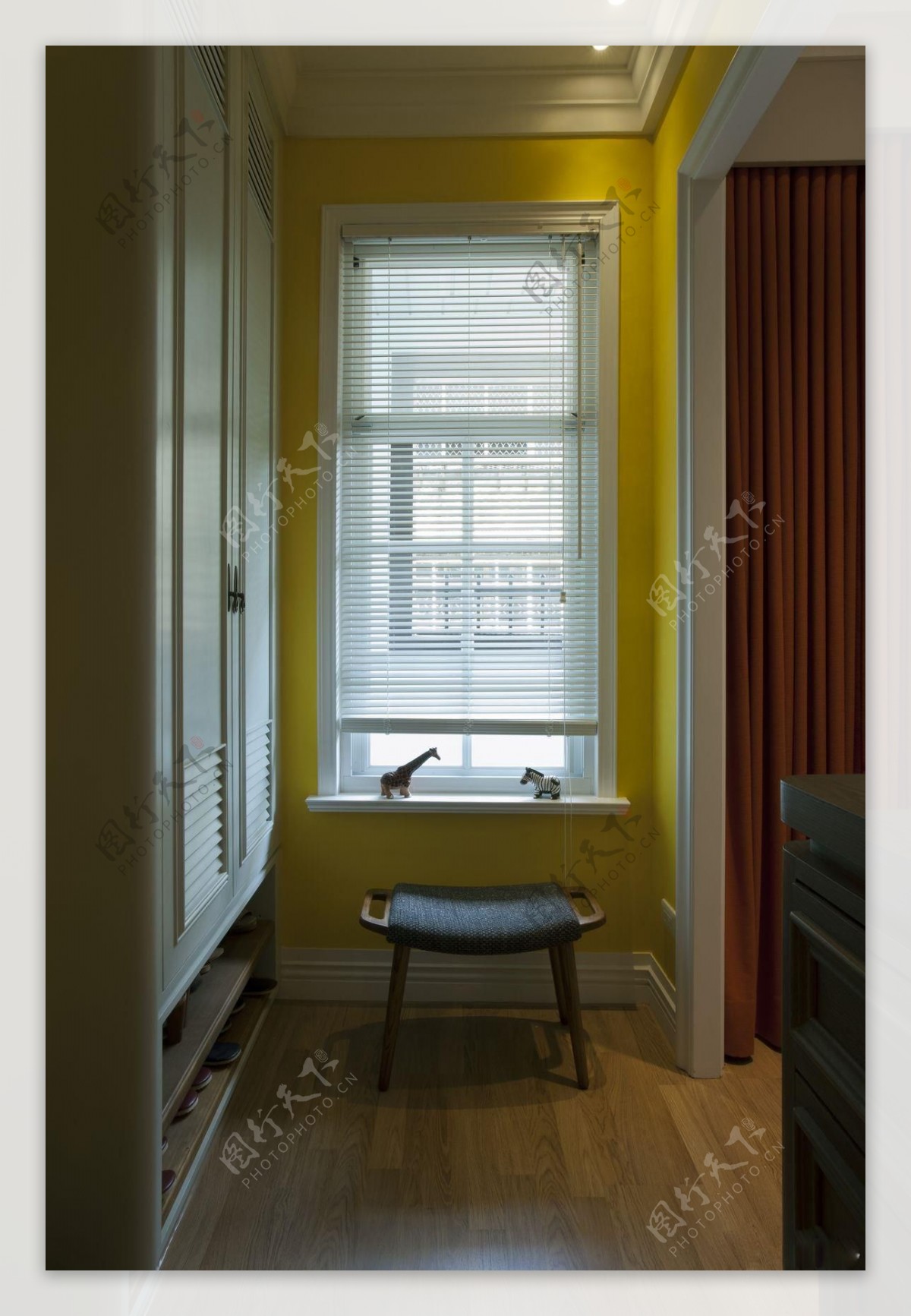 美式时尚室内黄色窗户设计图