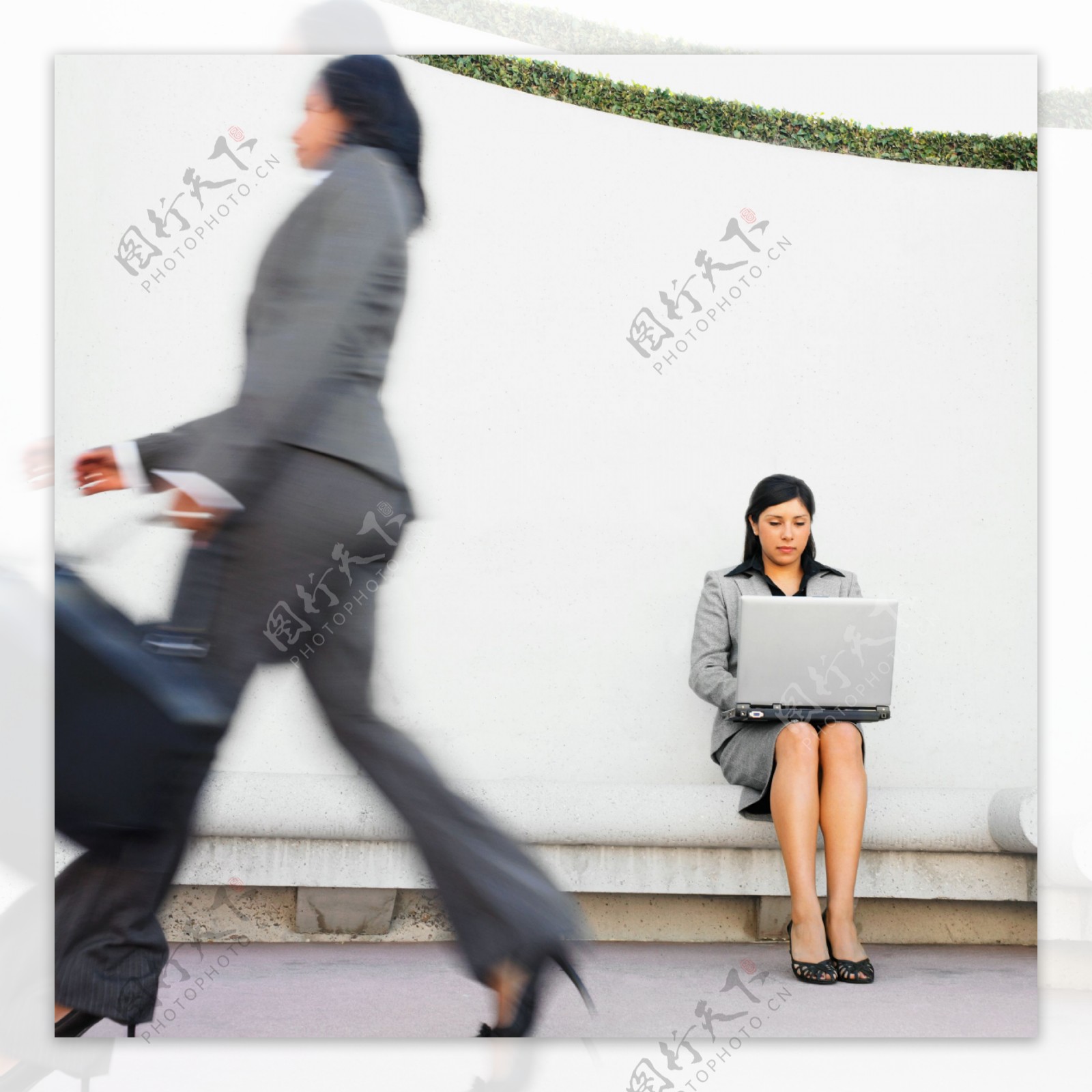 打电脑与行走在路上的女人图片
