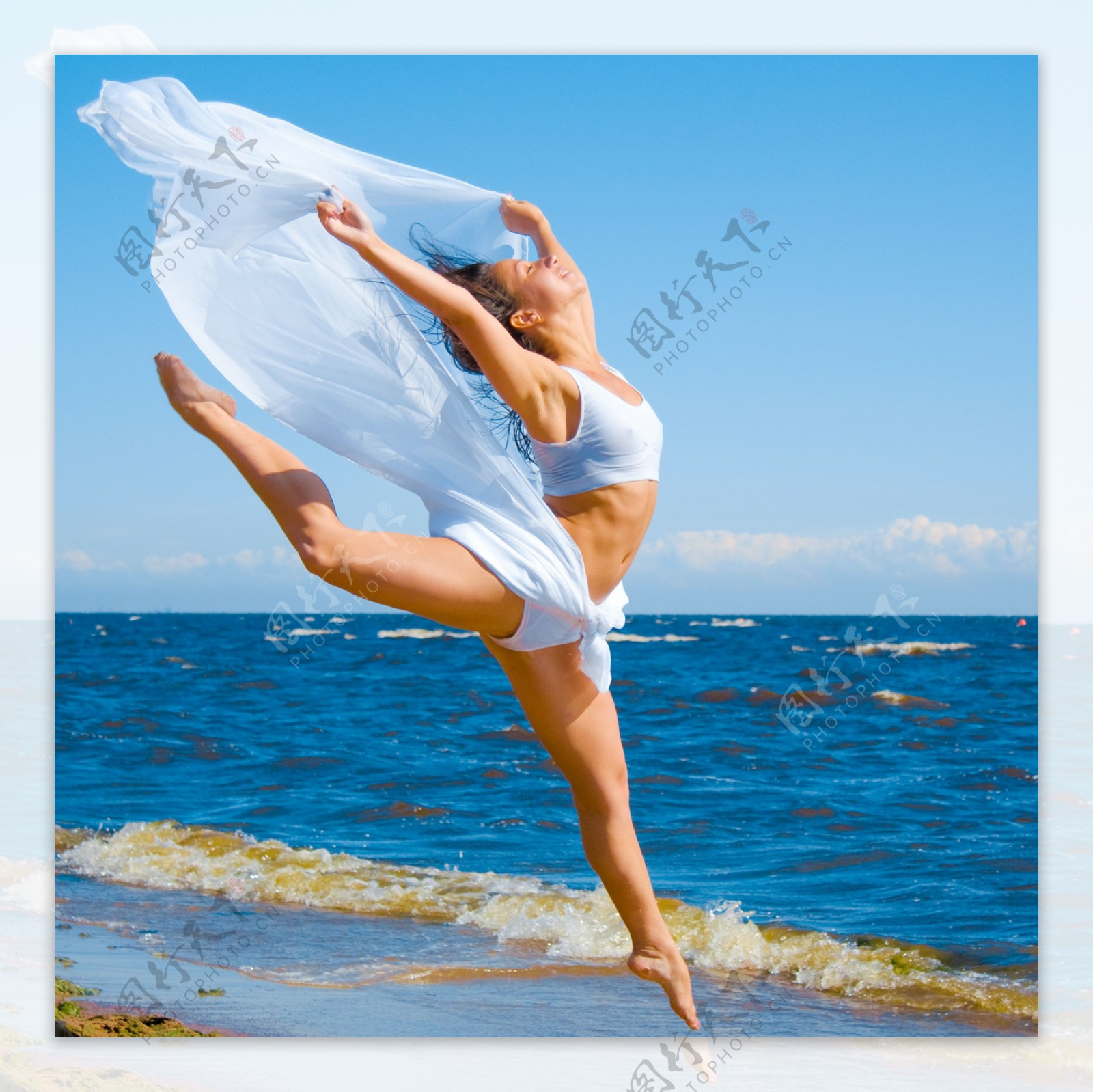 海边女孩翩翩起舞素材图片