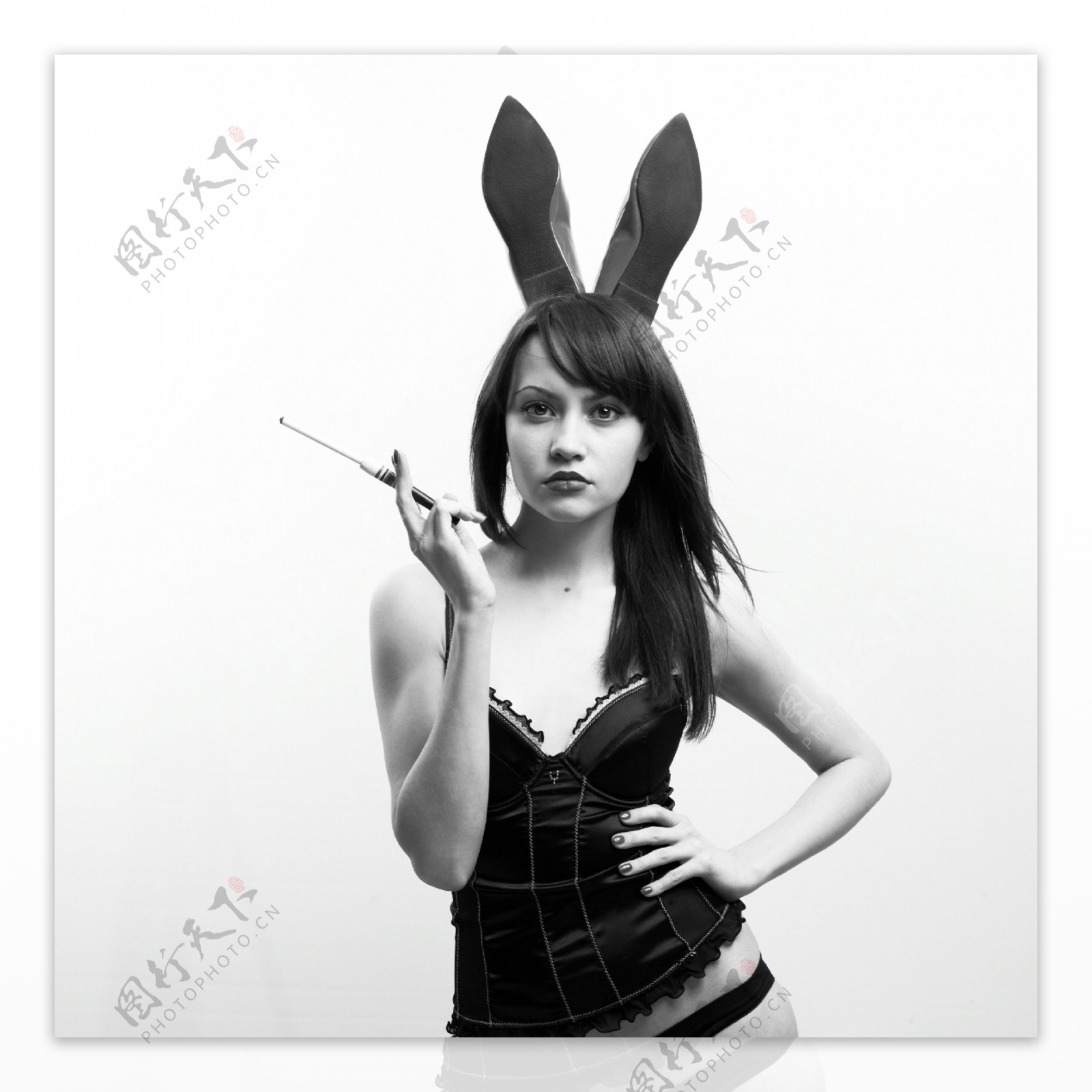 戴着兔子耳朵抽雪茄的美女图片