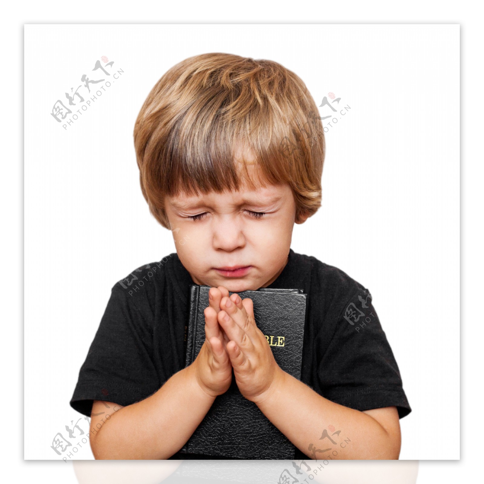 正在祷告的男孩图片