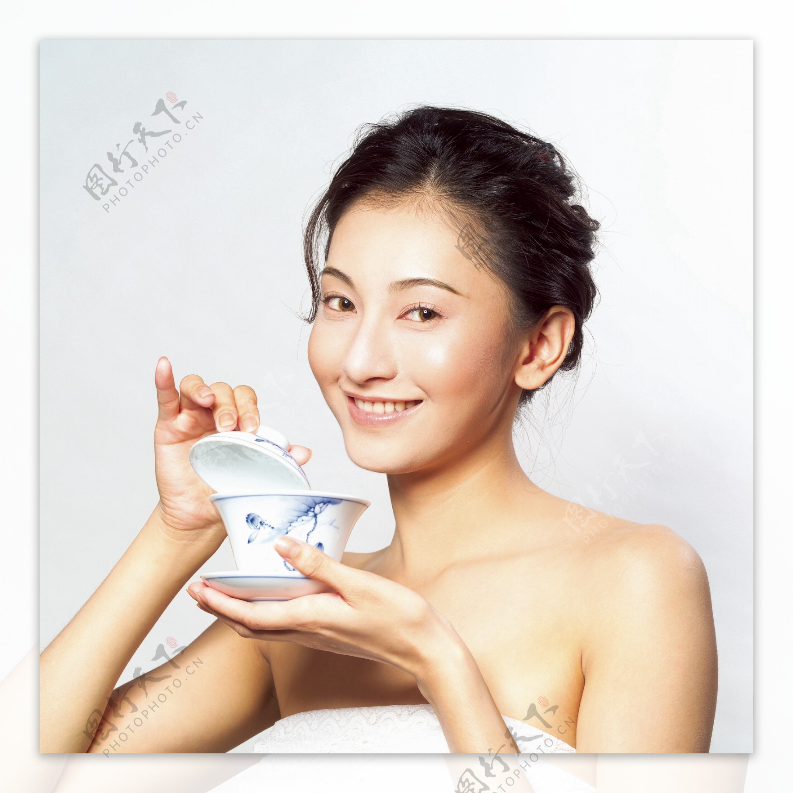 喝茶的美女图片