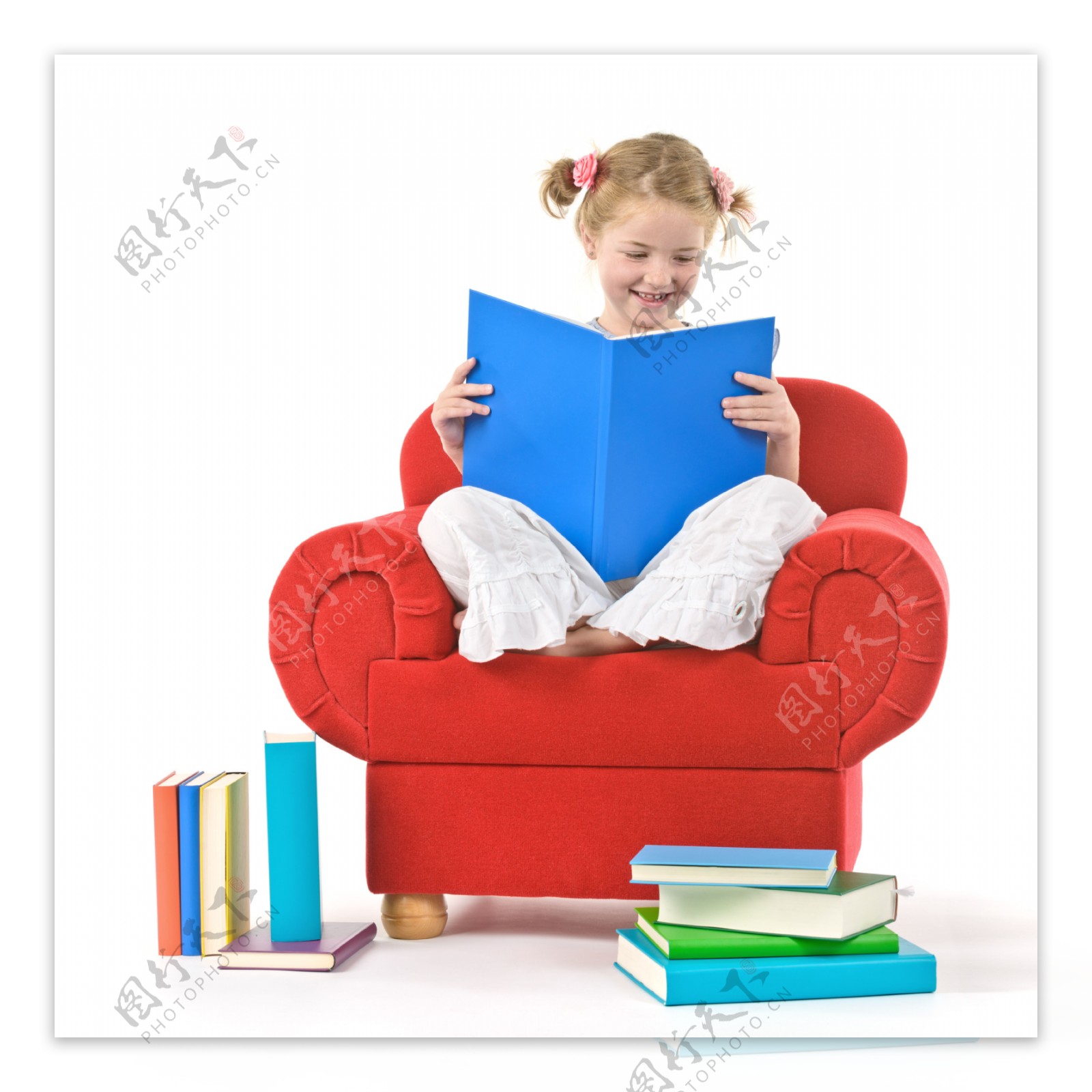 红色沙发上看书小女孩图片
