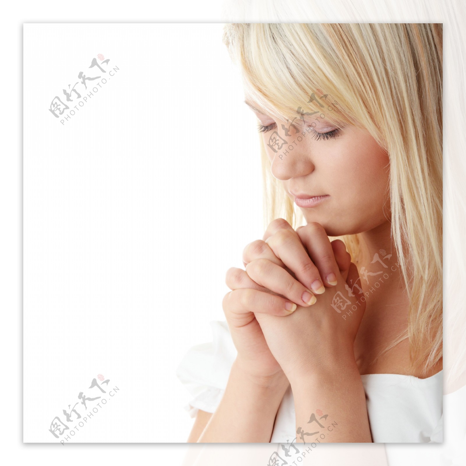正在祈祷的美女图片