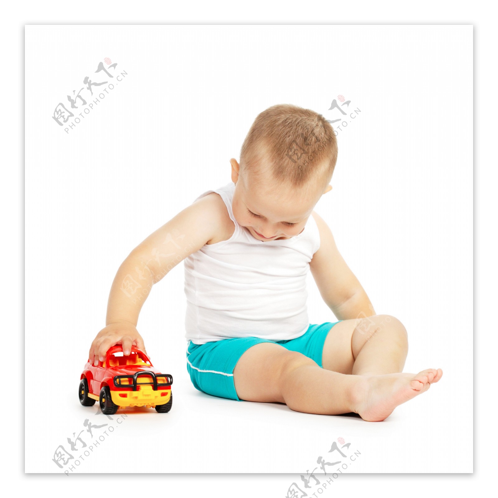 正在玩玩具车的男孩图片