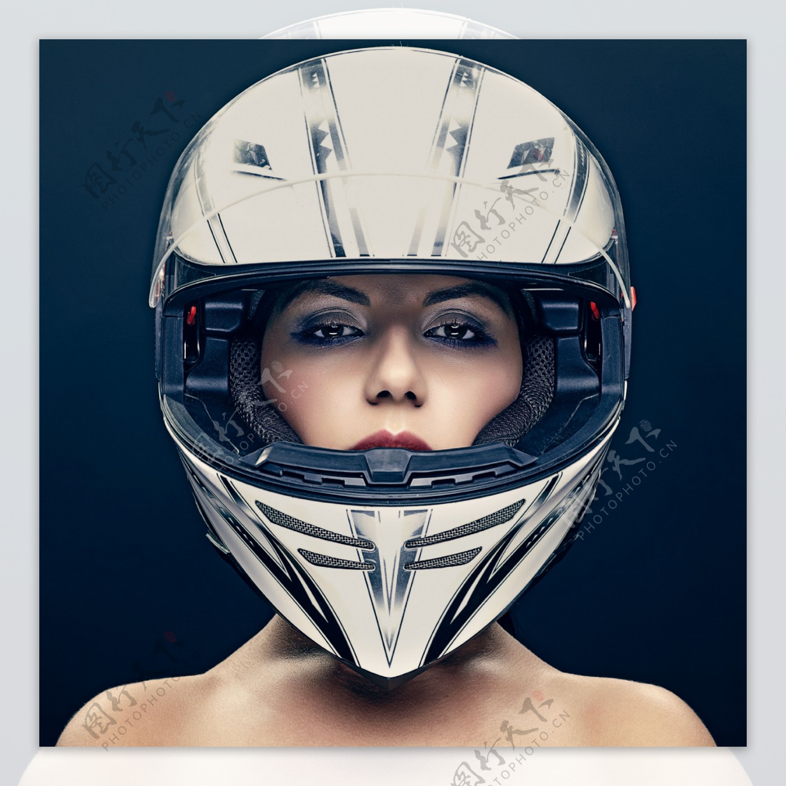 戴摩托车头盔的美女图片