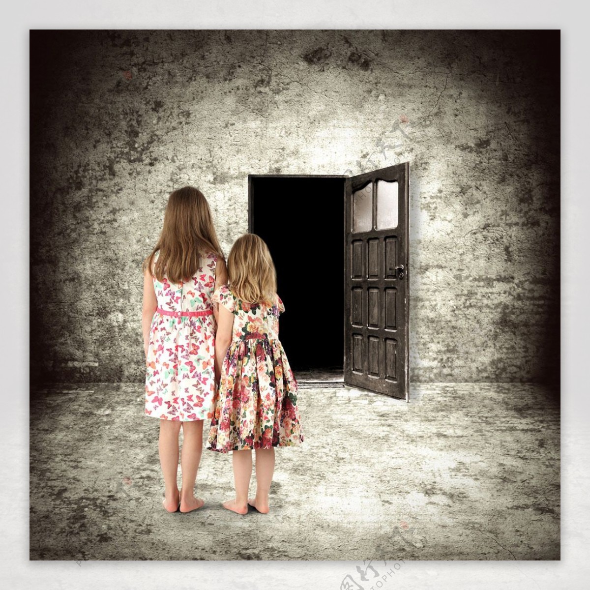 站在一起的两个小女孩图片