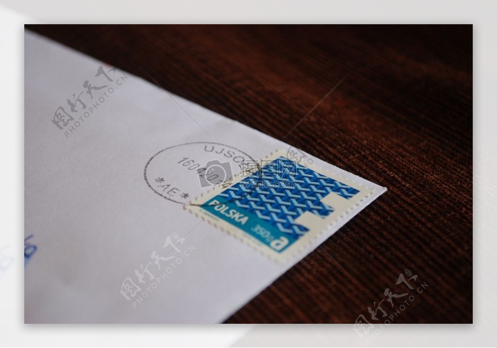 一封贴着邮票的信封