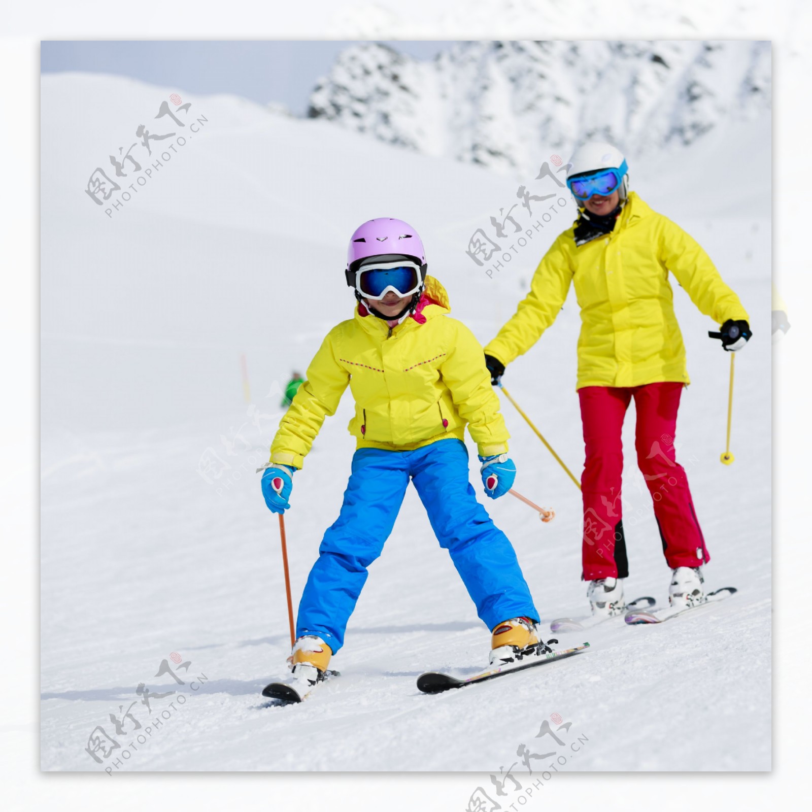 滑雪的大人小孩图片