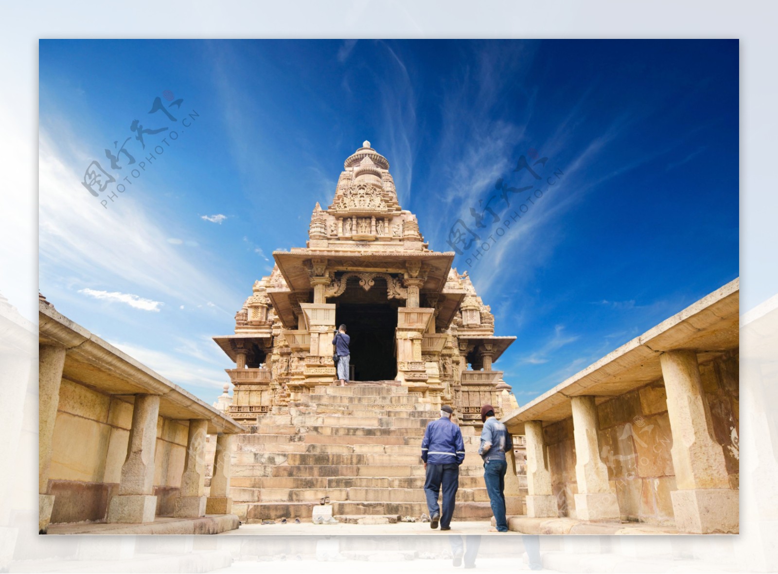 参观印度庙宇的游客图片