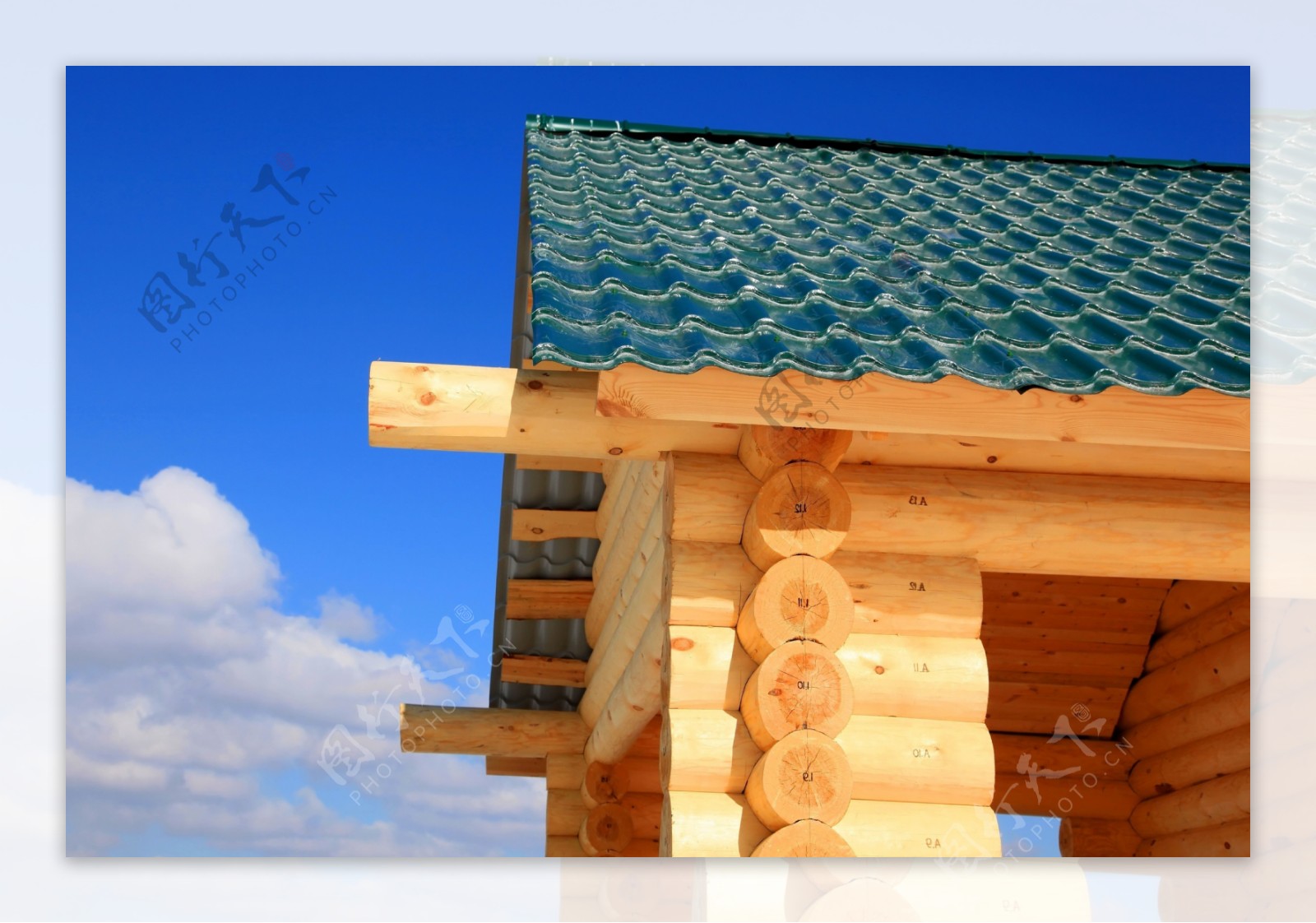 蓝天下的木屋图片