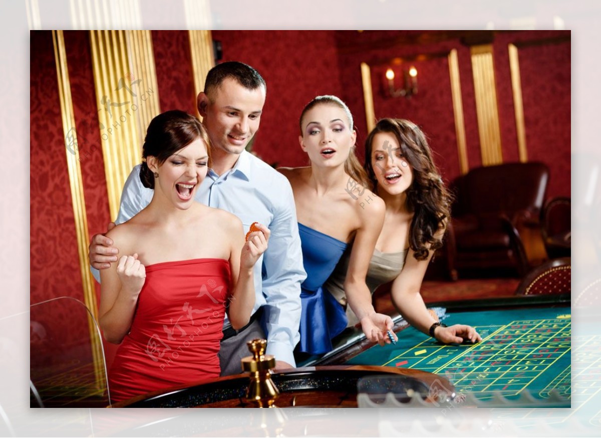 赌场里开心的男人和女人图片