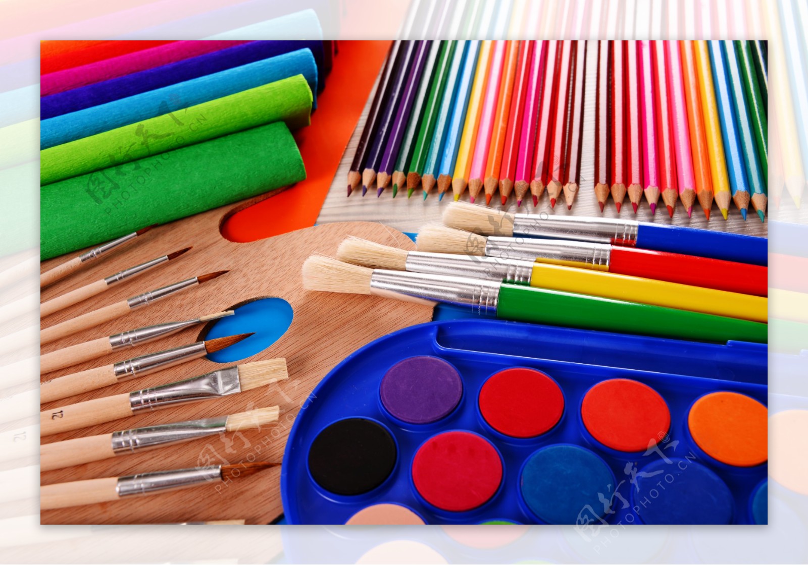 彩色铅笔与颜料背景图片