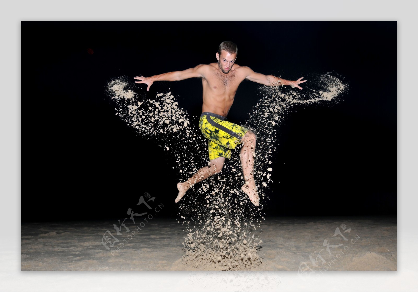 沙滩上跳跃的男性