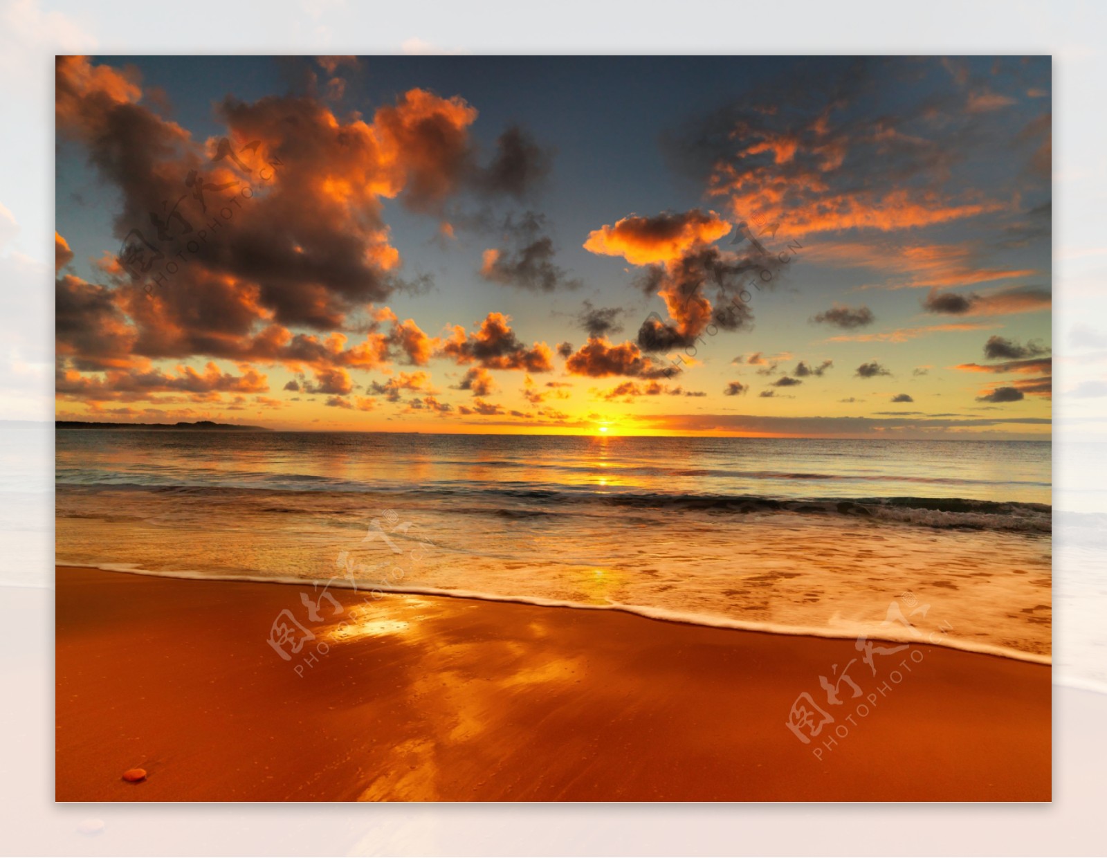 黄昏金色夕阳海滩图片