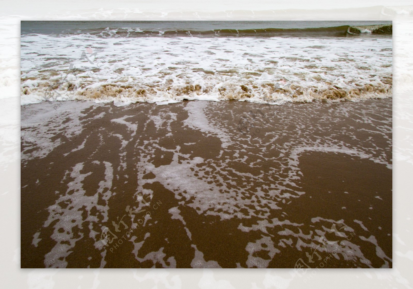 沙滩上的波浪水流痕迹