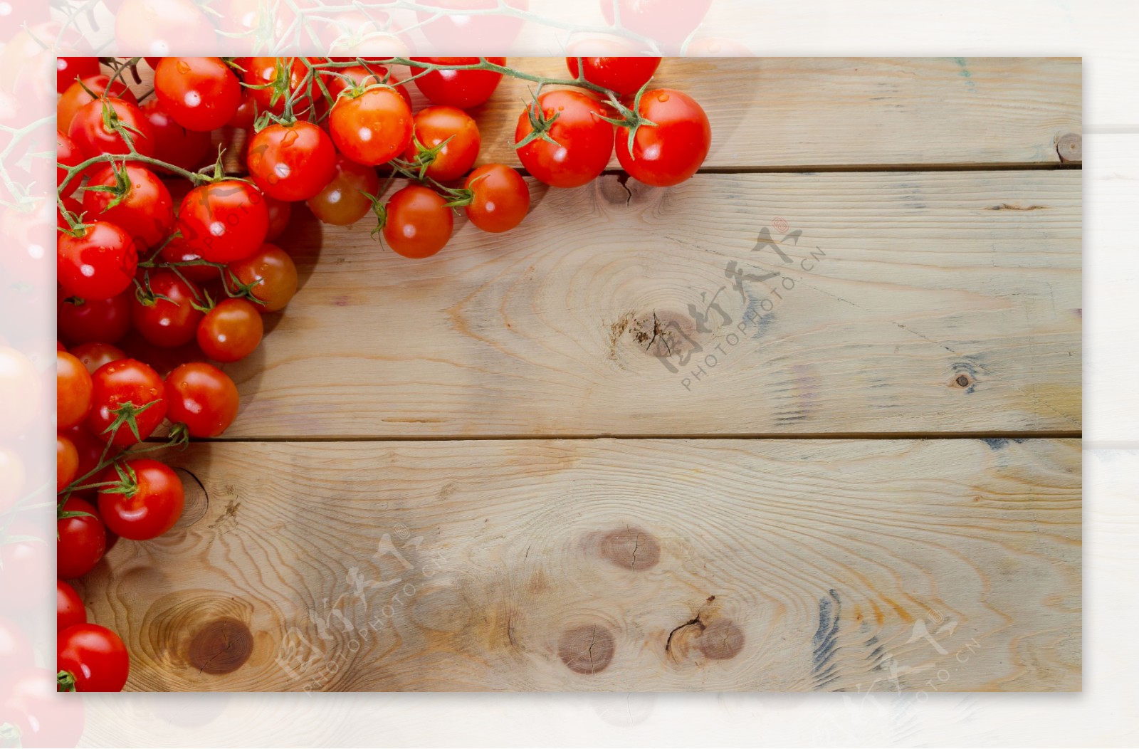 木板上的西红柿图片