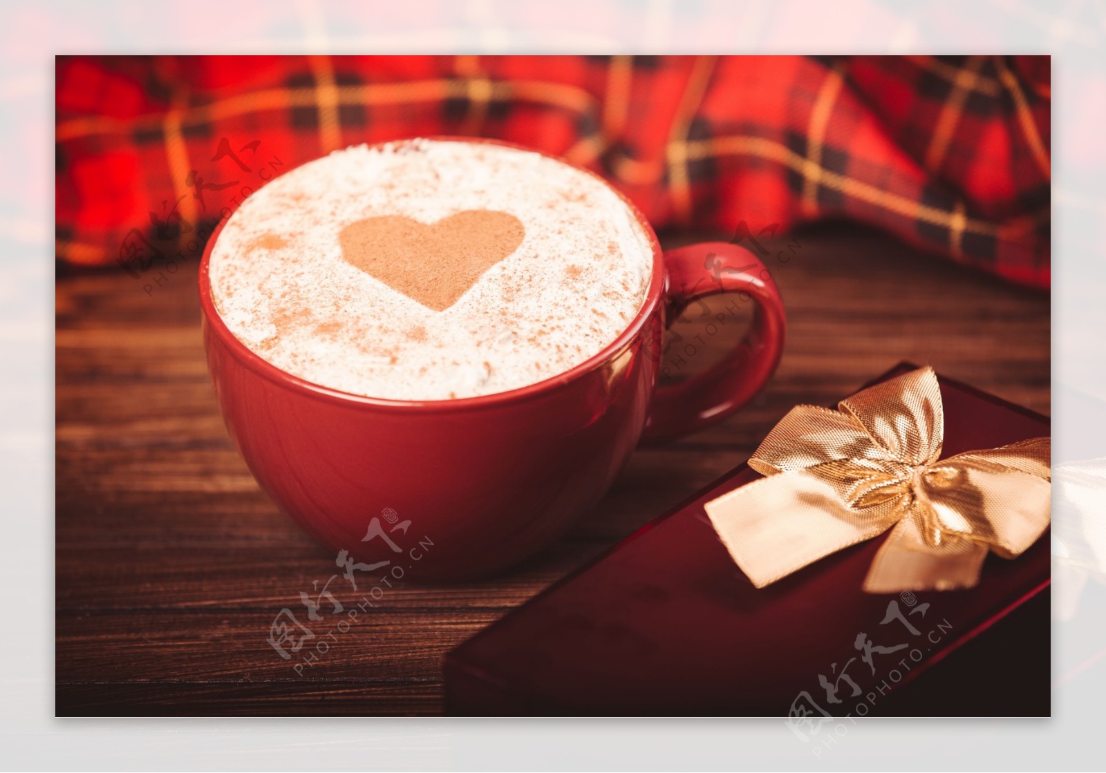 情侣咖啡杯与心形图案咖啡