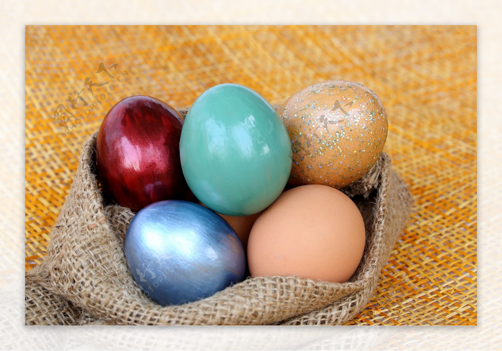 麻布袋里的复活节彩蛋图片