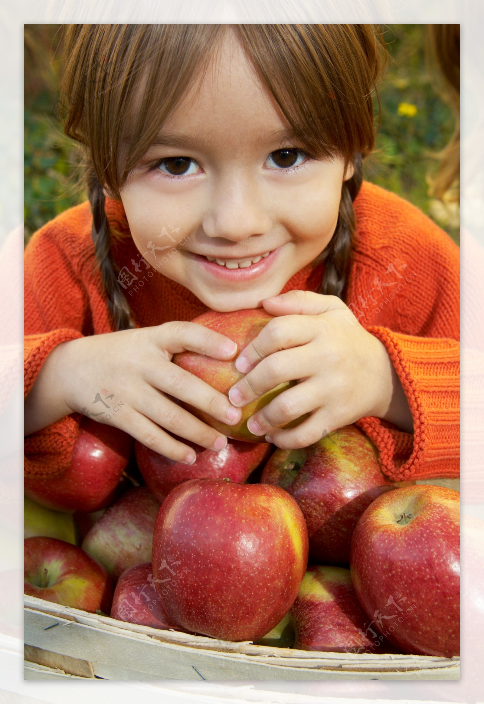 开心的国外儿童与苹果图片