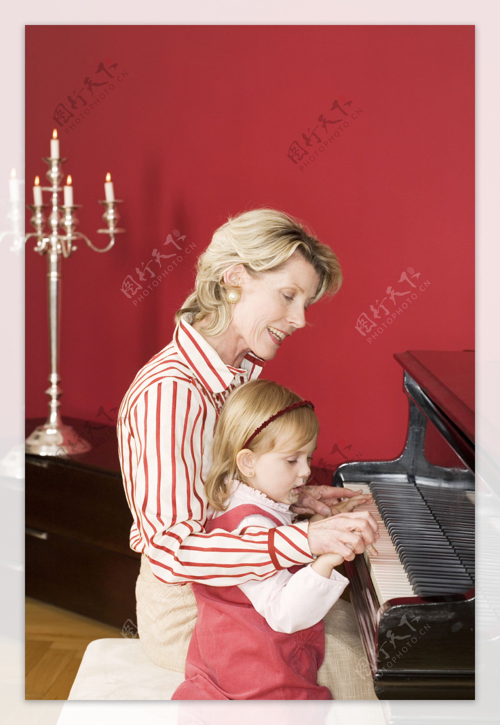 正在教弹钢琴的女人图片