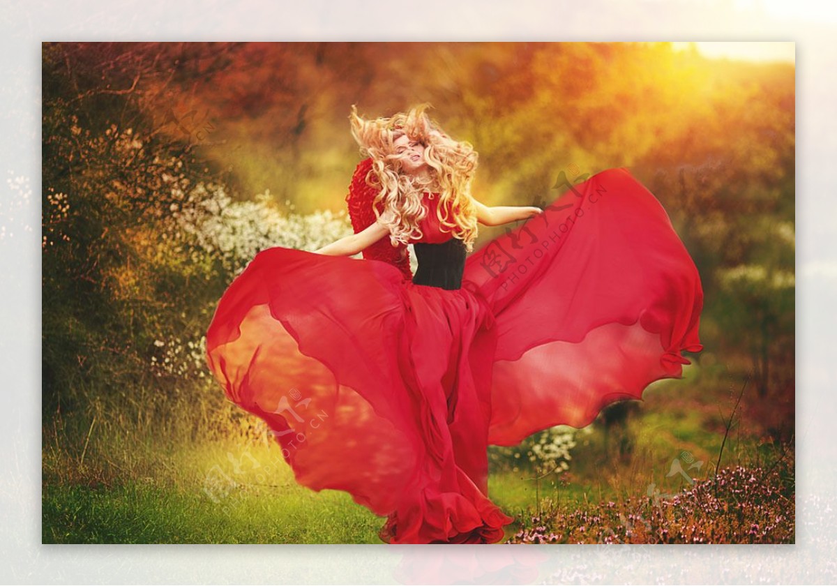 阳光下的红裙美女图片