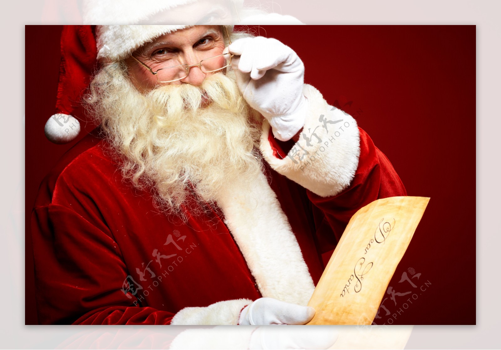 拿着贺卡的圣诞老人图片