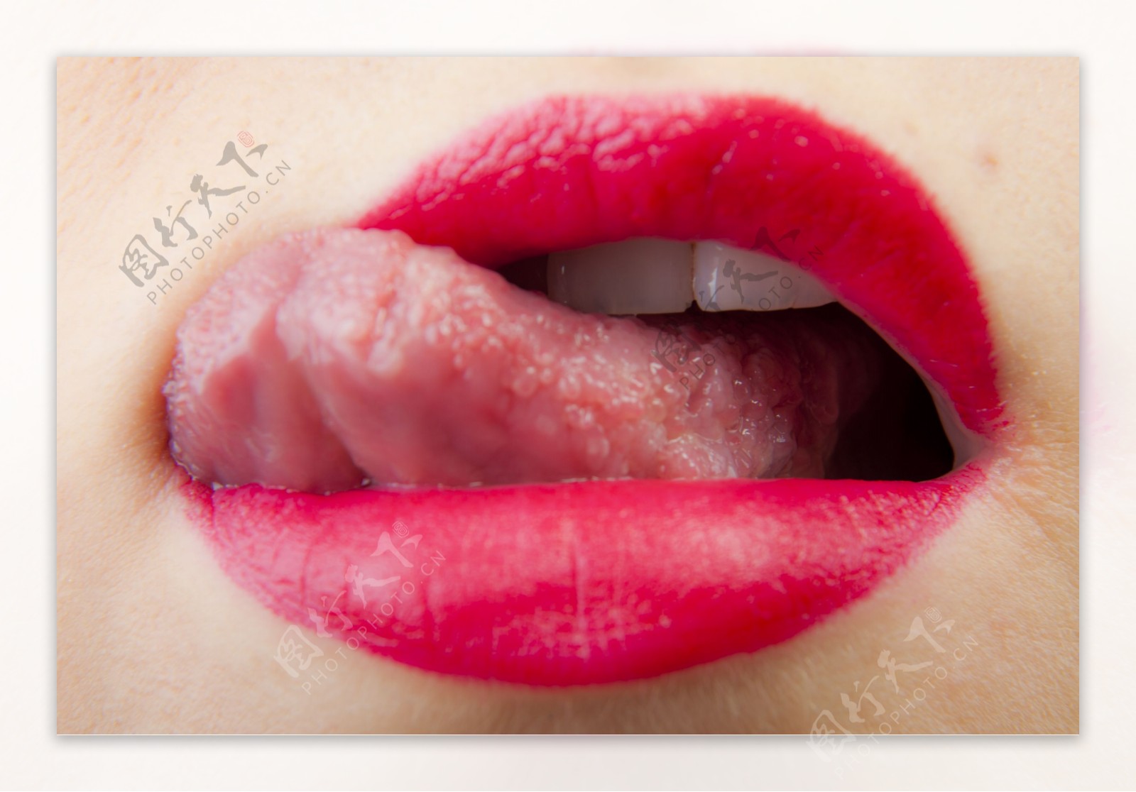 伸出舌头的红唇图片