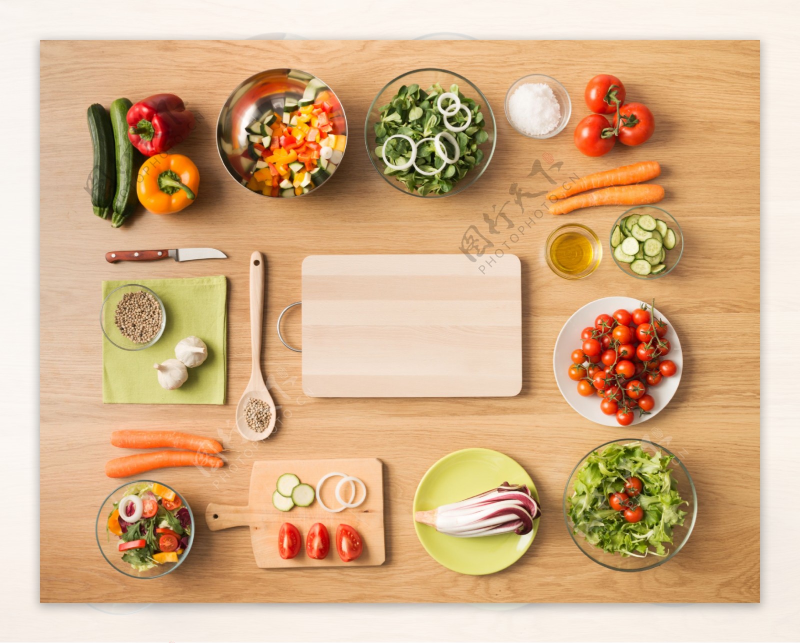 新鲜蔬菜与菜板图片