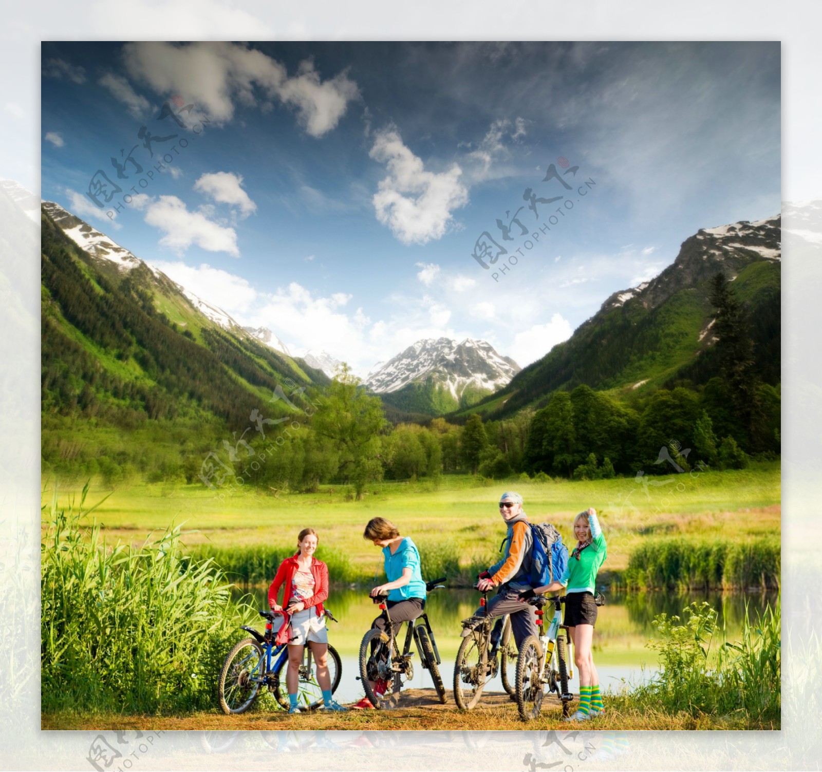 骑车旅游的家庭图片
