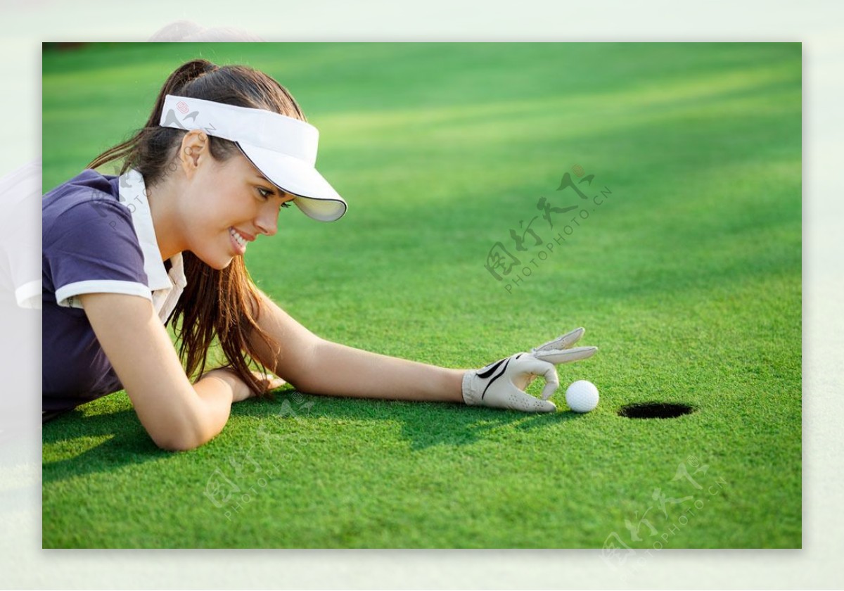美女和高尔夫球图片