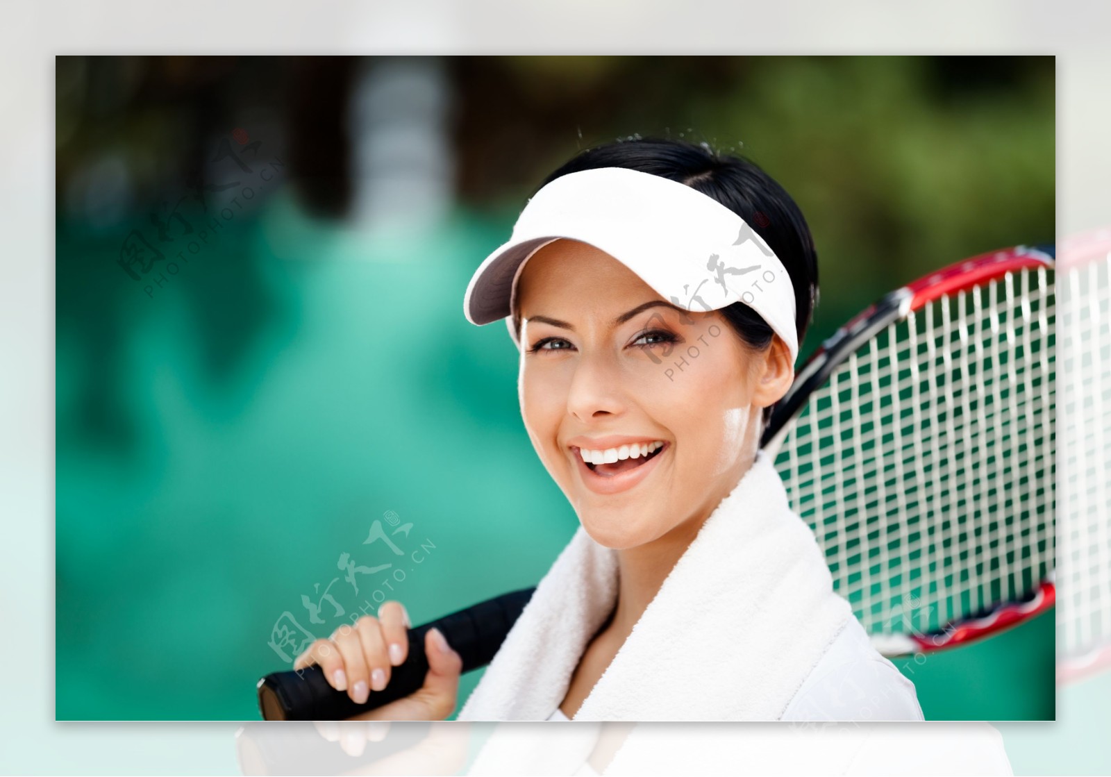 拿着网球微笑的女人图片