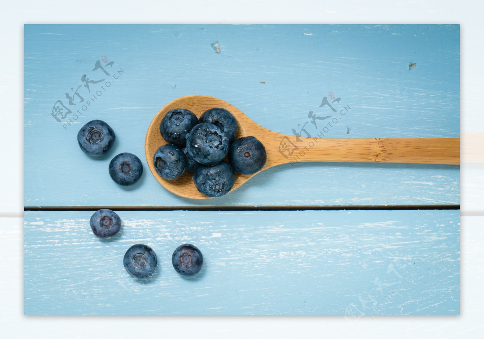 木勺里的蓝莓图片