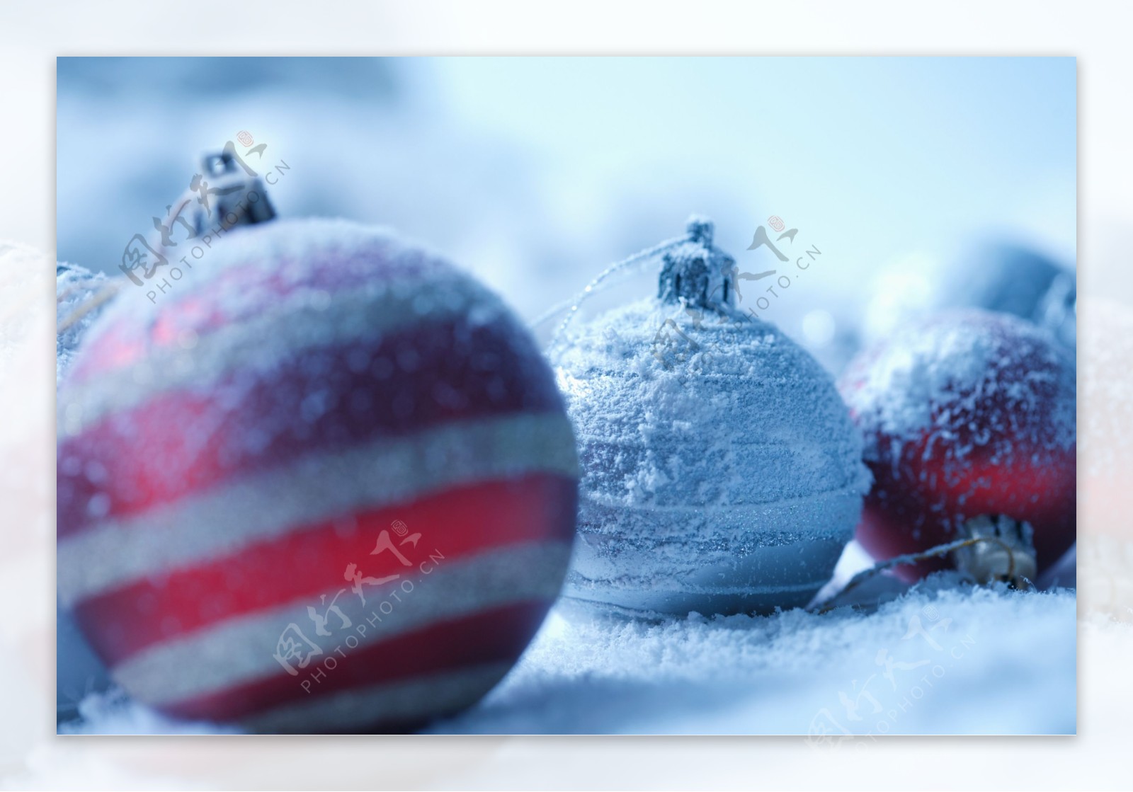 雪地上的圣诞球图片