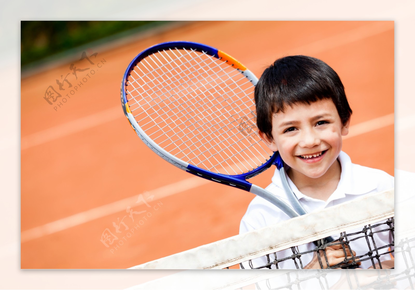 拿着网球拍的男孩图片